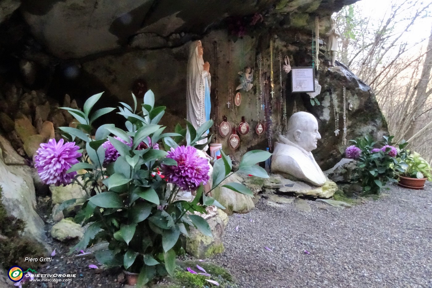 39 La Grotta della Madonna di Lourdes con Papa Giovanni.JPG